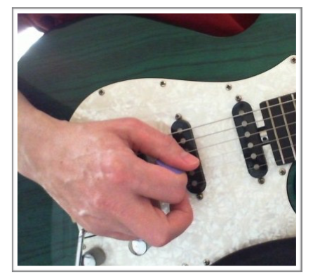 plectrum alignment for alternate picking on the guitars 3rd string